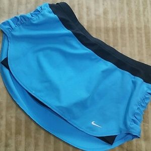 Nike skirt w shorts size MEDIUM